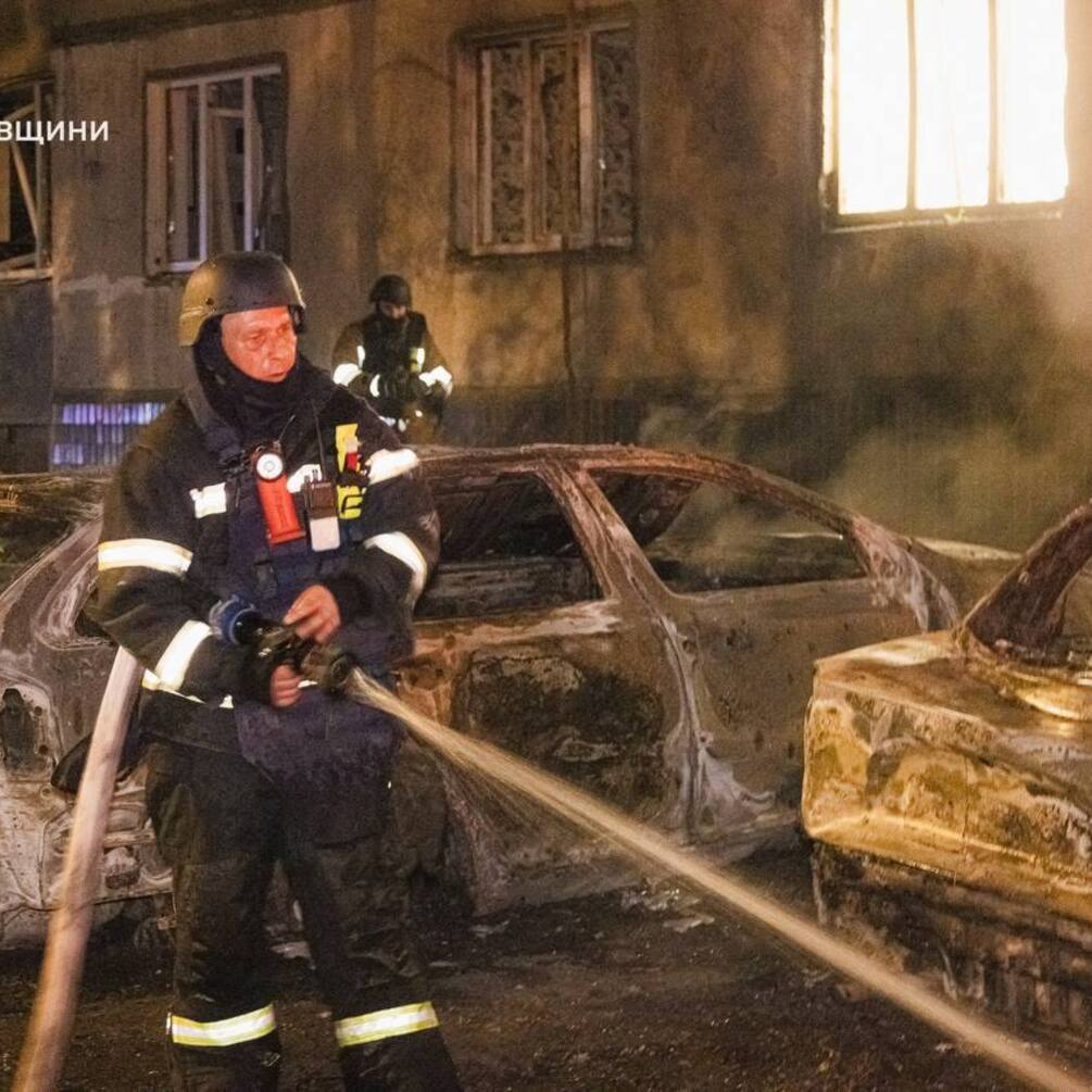 Российские дроны атаковали многоэтажку в Харькове: 15 человек ранены, среди них - дети (фото)