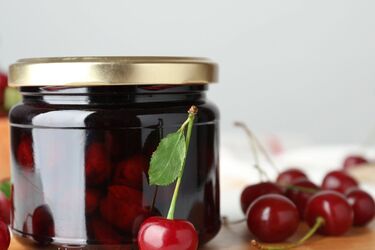 Пікантне поєднання: рецепт маринованої вишні з базиліком та кропом на зиму