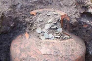 У Франції знайшли скарб із монетами 3 століття: як виглядав (фото)