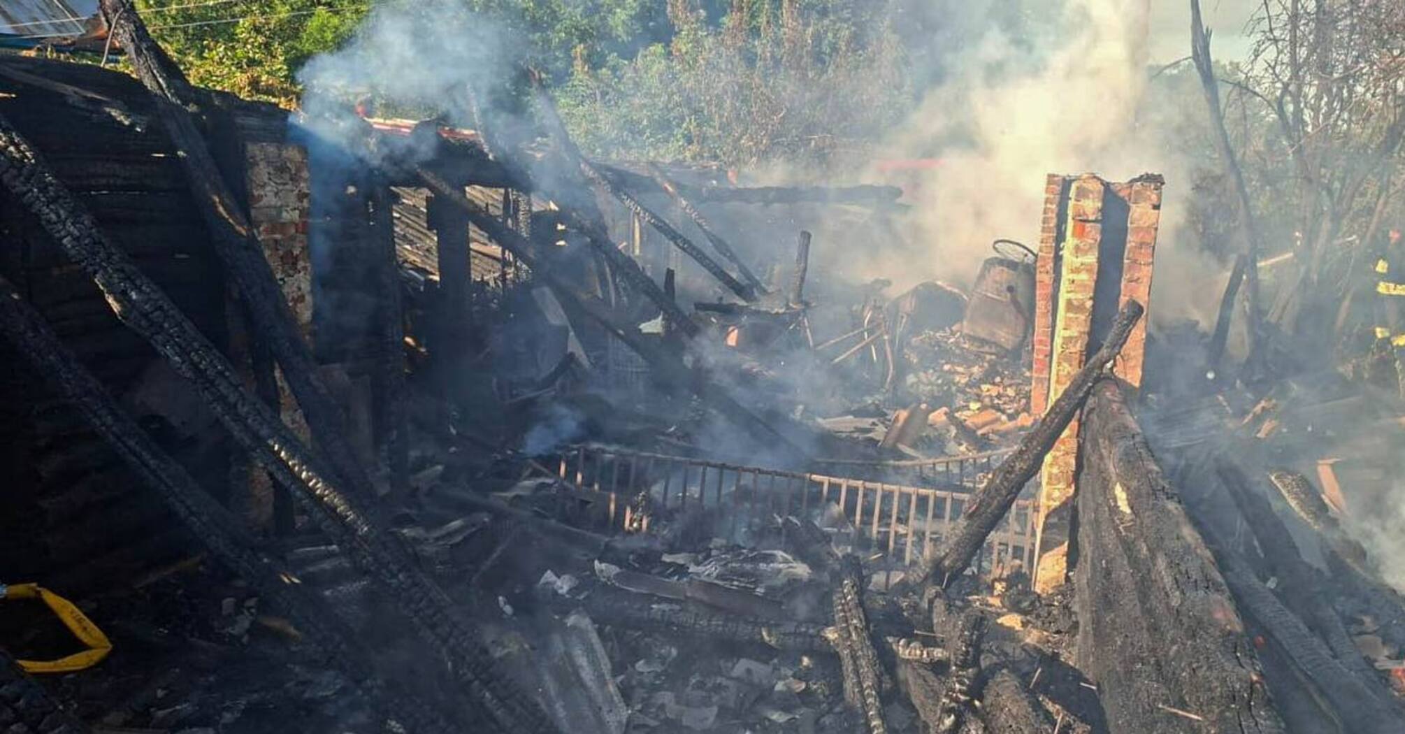 Російська армія атакувала Київ балістикою: горіли склади і десятки авто (фото, відео) 