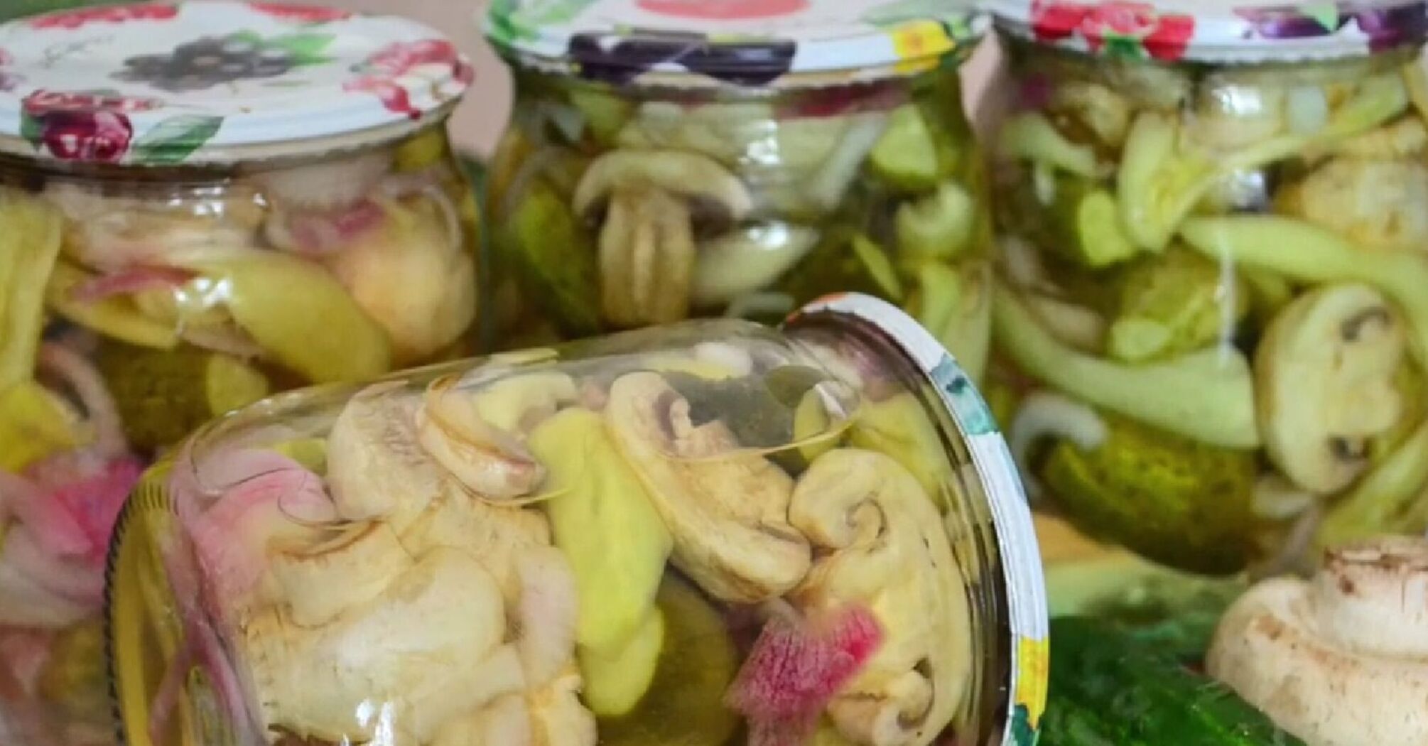 Необычная консервация: рецепт огурцов с перцем и грибами на зиму