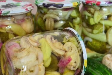 Необычная консервация: рецепт огурцов с перцем и грибами на зиму