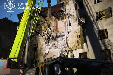 Российская армия атаковала Запорожье: есть попадания в жилой дом, погибли три человека, среди них 11-летняя девочка (фото, видео)