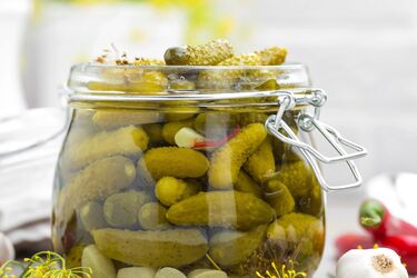 Ароматные и хрустящие: рецепт маринованных огурцов с чесноком на зиму