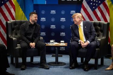 Трамп взял курс на улучшение отношений с Украиной. Почему и как изменилось отношение США?