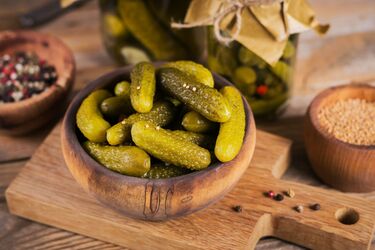 Хрустящие и ароматные: рецепт маринованных огурцов на зиму, как у бабушки