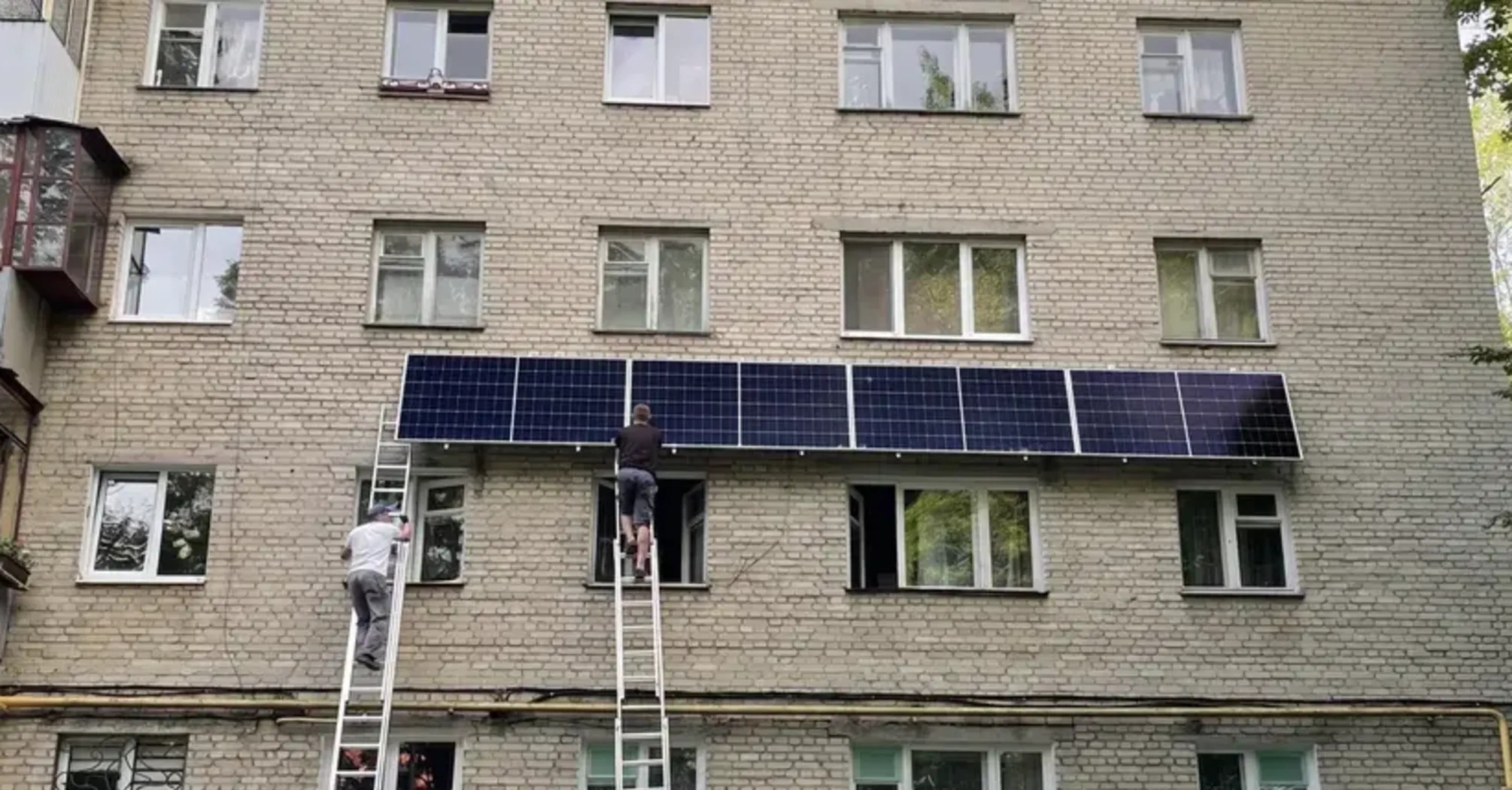 Сонячні панелі у квартирі: скільки світла дають   