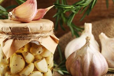 Для любителей пикантных закусок: рецепт маринованного чеснока на зиму