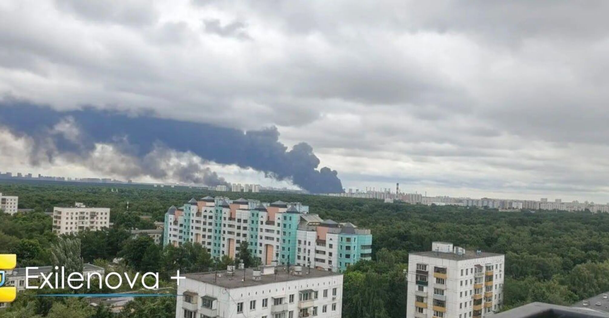 Дроны атаковали российский Волгоград: горит НПЗ и распределительный центр Wildberries (фото, видео)