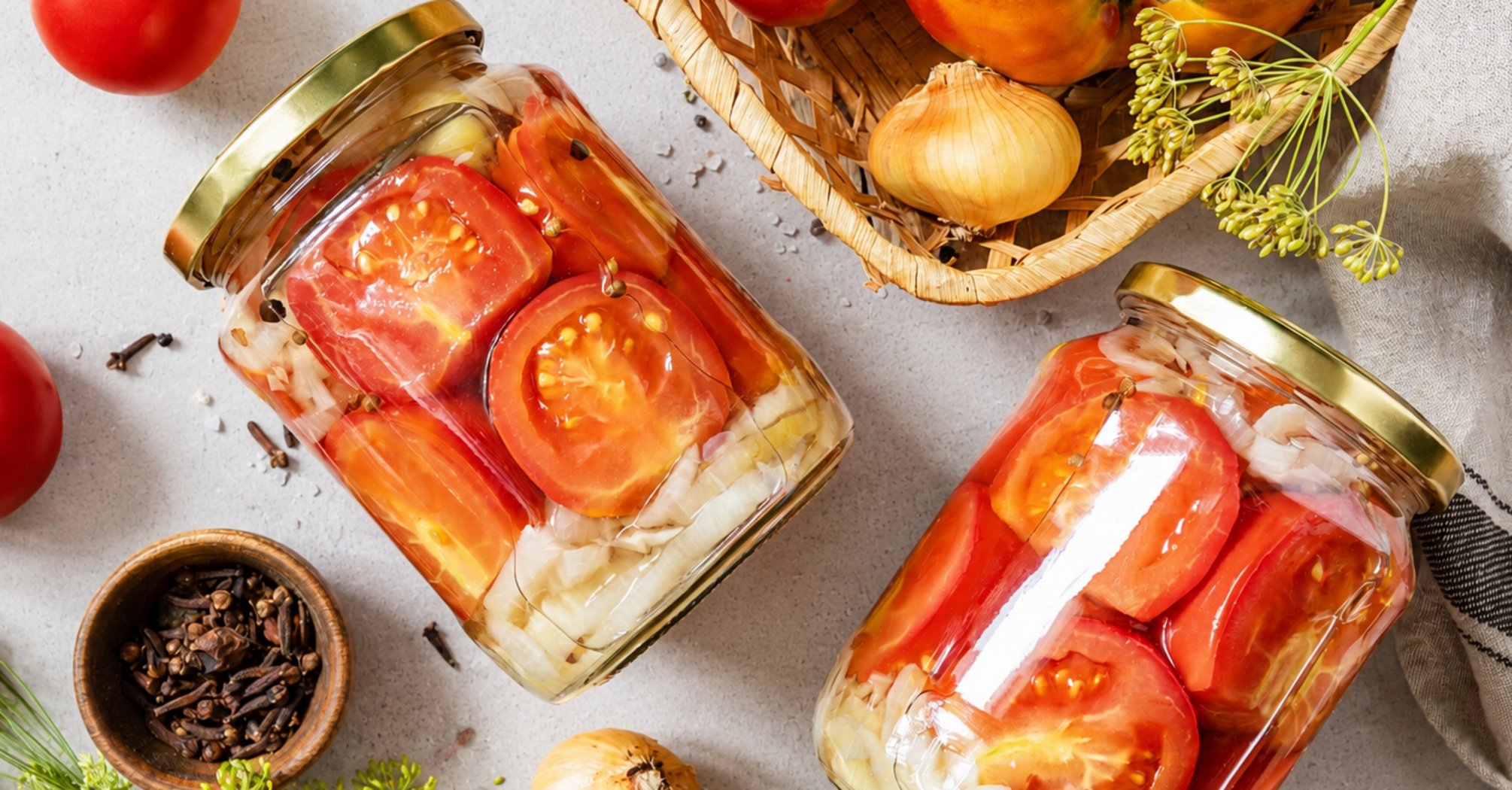 Вкусная закуска-салат на зиму: рецепт консервированных помидоров половинками