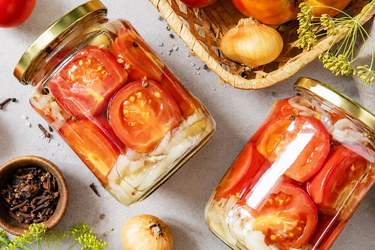 Вкусная закуска-салат на зиму: рецепт консервированных помидоров половинками