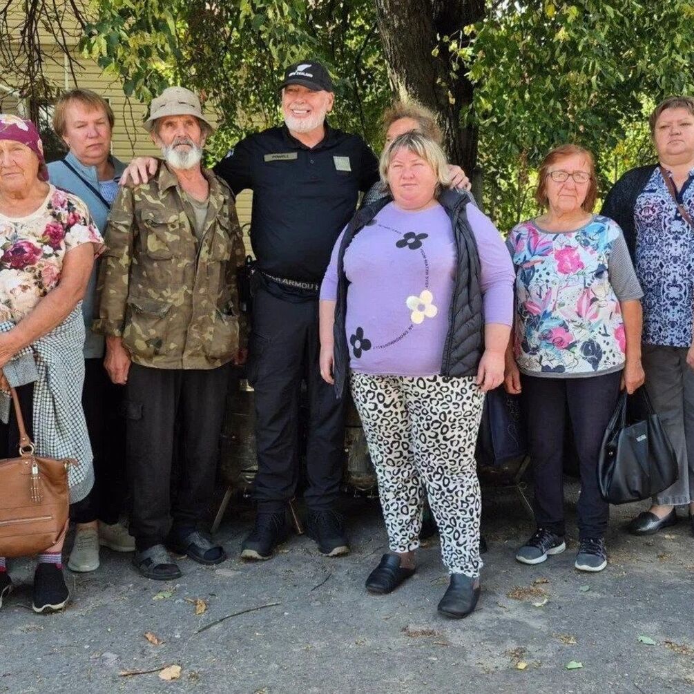 Ехал 17 тысяч километров: новозеландский волонтёр Тенби Пауэлл в третий раз прибыл на Шосткинщину