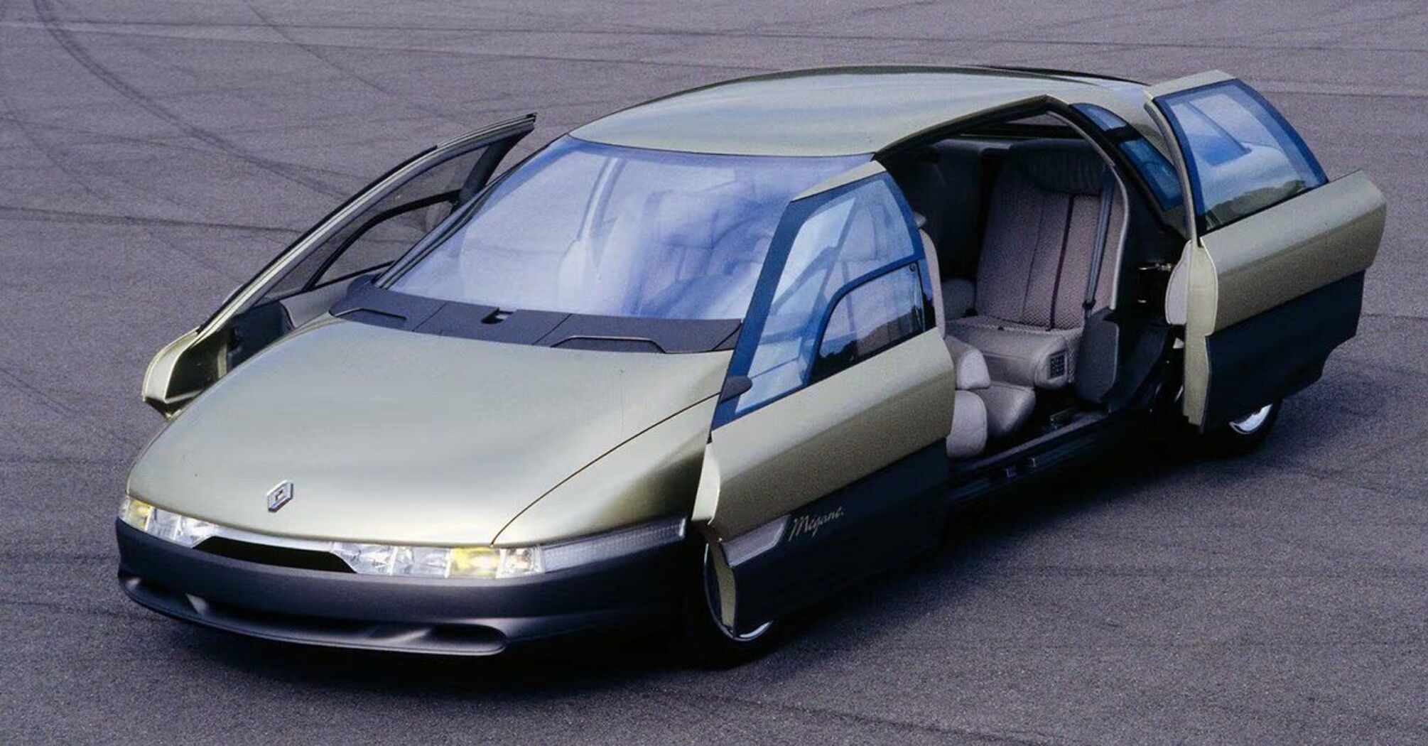 Renault Megane 1988 года: концепт с камерами вместо зеркал и телевизорами в потолке