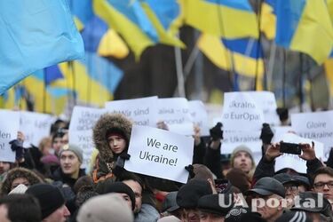 SMS от 'Новой почты' расколола Украину: скандал с мигрантами