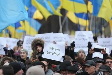 SMS від 'Нової пошти' розколола Україну: скандал із мігрантами