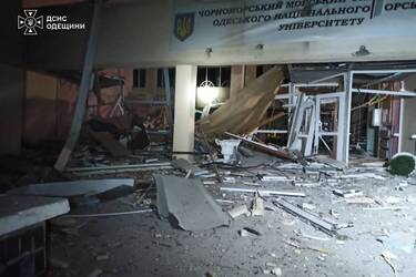 Российская армия массированно атаковала Одессу: повреждена инфраструктура, учебное заведение и многоэтажка (фото)
