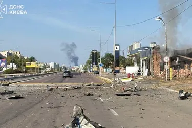 Російська армія атакувала Київ: пошкоджено АЗС та складські приміщення, поранено чоловіка (фото)