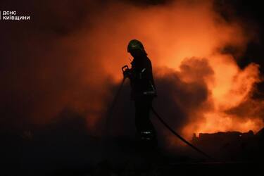 Російська армія атакувала Київ: пошкоджена багатоповерхівка, є поранений (фото, відео)