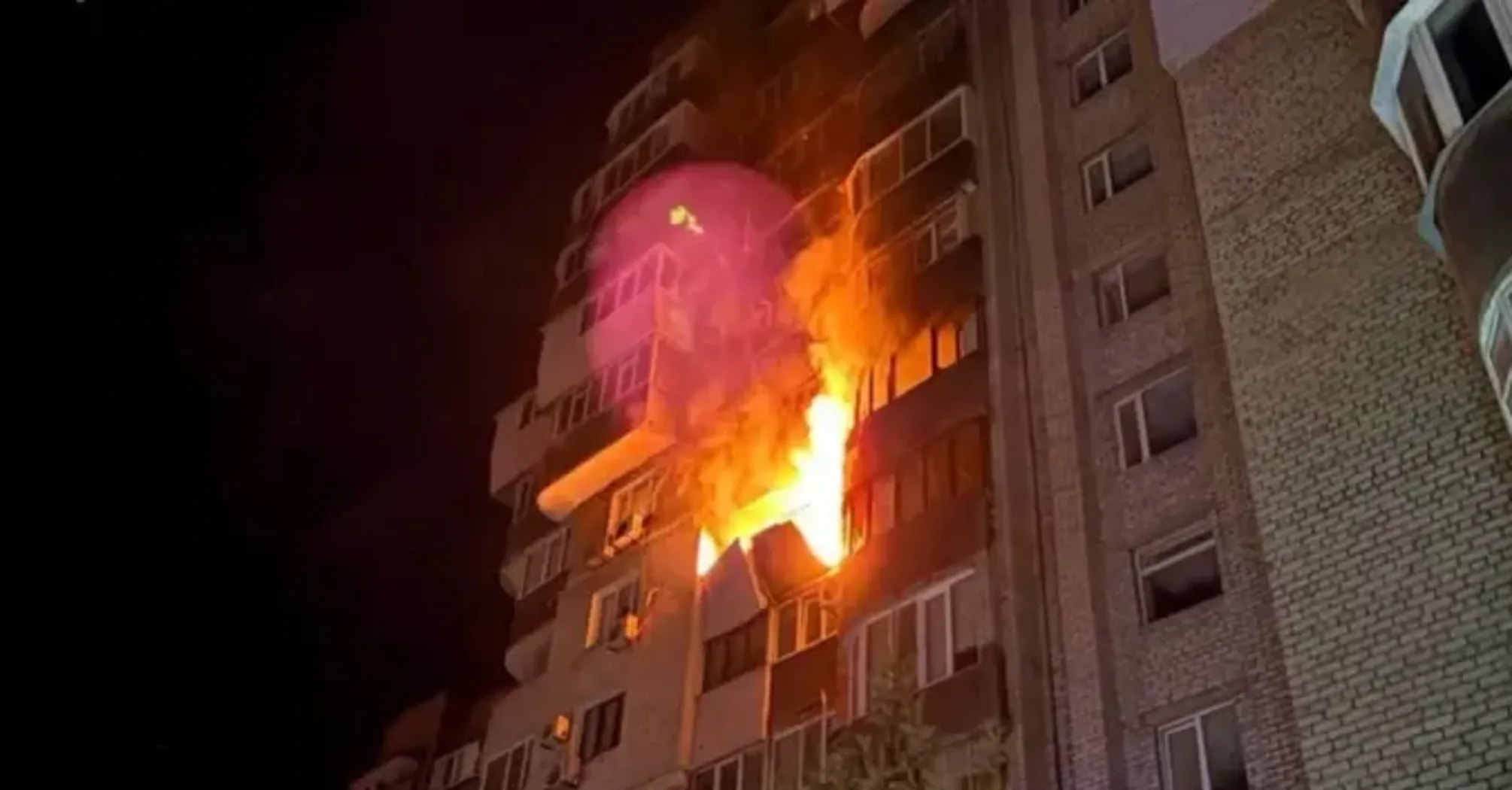 Дроны атаковали Запорожье: загорелась многоэтажка (фото)