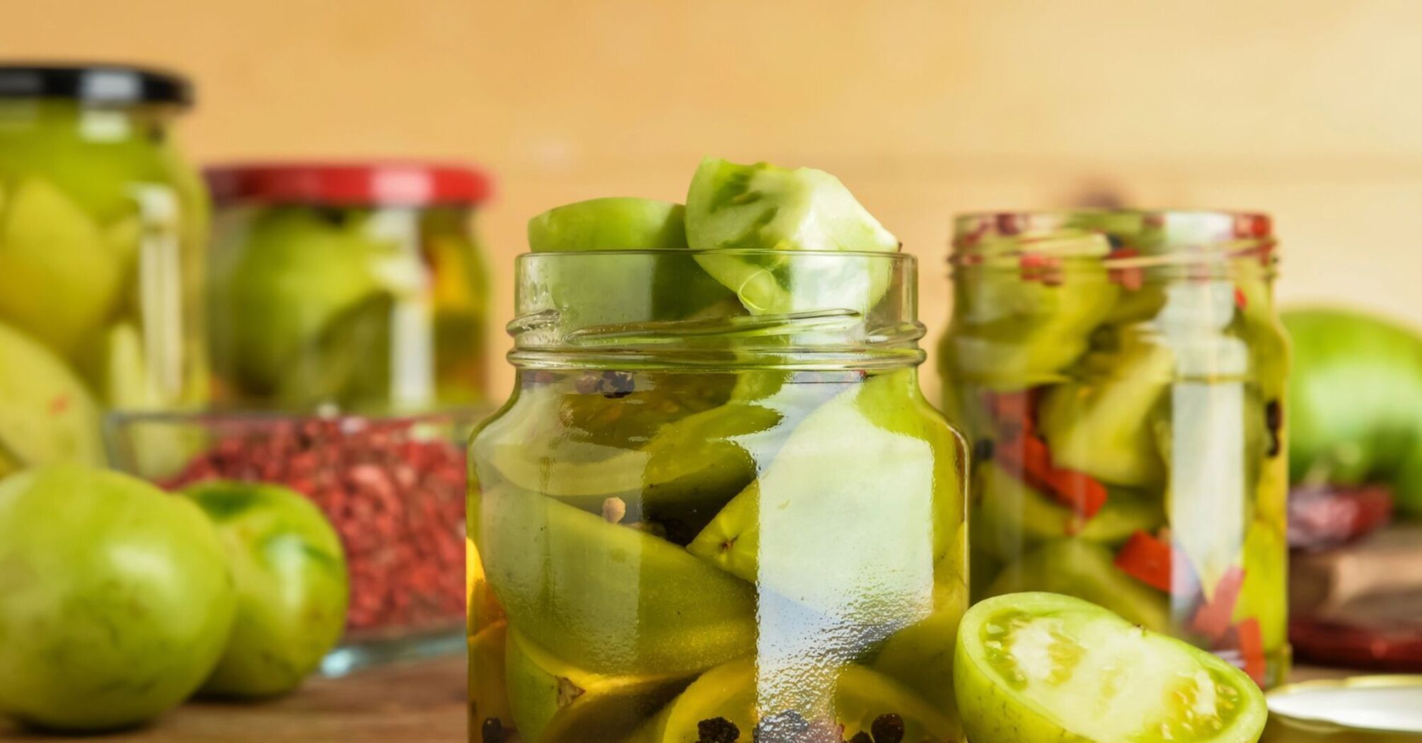 Вкусность за 45 минут: рецепт маринованных зеленых помидоров на зиму